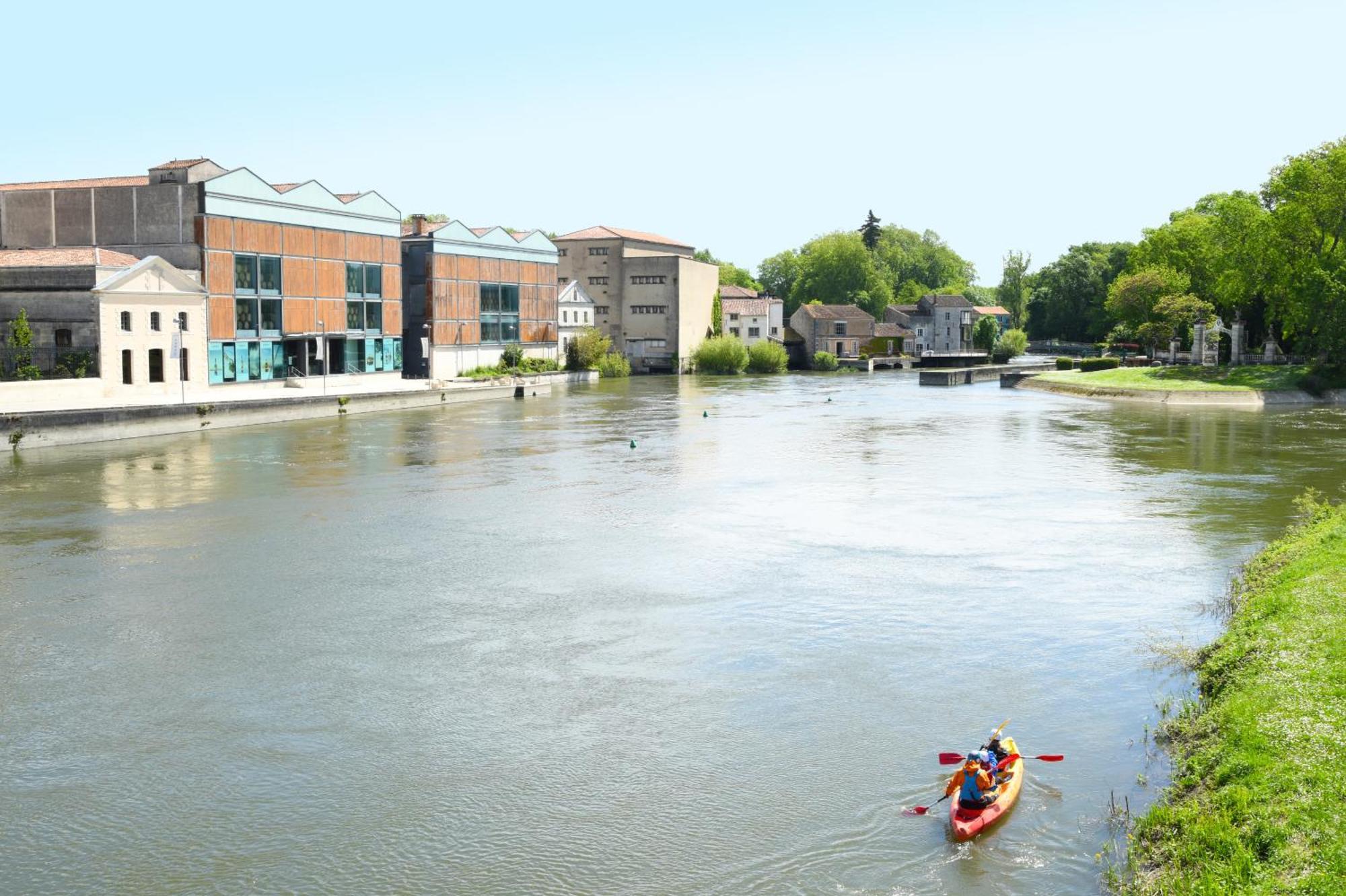 Quai 3 Loft Moderne Et Lumineux Les Pieds Dans L'Eau Leilighet Jarnac Eksteriør bilde